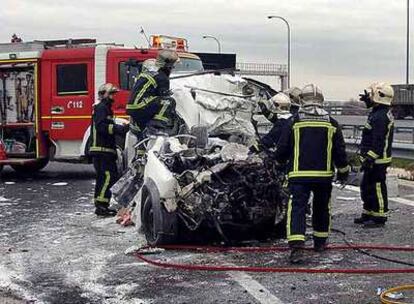 Los bomberos, junto a la furgoneta que conducía el presunto homicida.