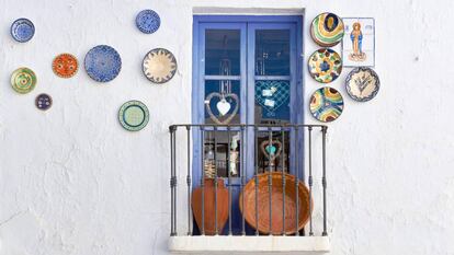 Detalle de una vivienda en una de las calles de Frigiliana (Málaga).