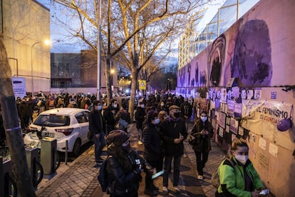 Un pequeño grupo de vecinos de Ciudad Lineal se ha concentrado frente al mural destrozado este lunes, Día de la Mujer. Para mostrar su indignación, algunos habitantes de la zona han impreso un cartel con las caras de las 15 mujeres que aparecían en el mural y lo han pegado con cinta aislante en el muro.