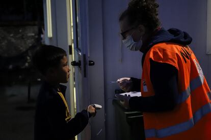 Una voluntaria de la ONG Rainbow4Africa controla la saturación de oxígeno en la sangre de un niño afgano. Si bien el colectivo migrante suele gozar de buen estado físico –necesario para recorrer las grandes distancias que les separan de Europa– el hecho de vivir en condiciones de pobreza aumenta el riesgo de que sufran enfermedades cardiovasculares, accidentes cerebrovasculares o cáncer.