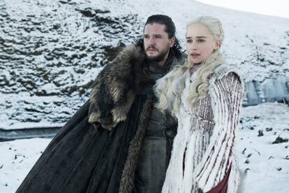 Kit Harington y Emilia Clarke, intérpretes de los personajes de Jon Nieve y Daenerys Targaryen, en la octava temporada de 'Juego de tronos'.