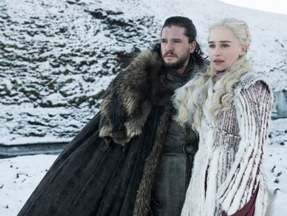 Kit Harington y Emilia Clarke, intérpretes de los personajes de Jon Nieve y Daenerys Targaryen, en la octava temporada de 'Juego de tronos'.