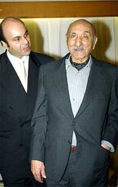 El rey depuesto de Afganistán, Zaher Shah (dcha.), con un sobrino.