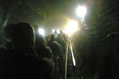 Fotografía tomada por un pasajero con la cámara de su móvil durante la evacuación en el túnel cerca de la estación de metro de King's Cross.