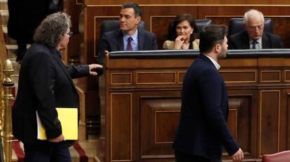 Los diputados de ERC pasan frente a la bancada del Gobierno en el Congreso de los Diputados.