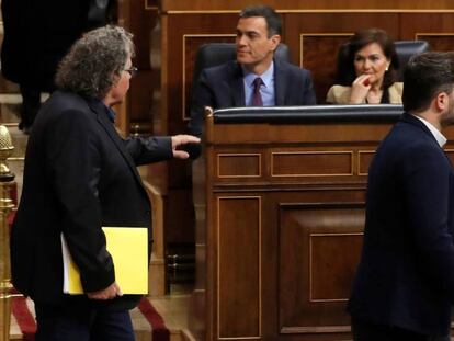 Los diputados de ERC pasan frente a la bancada del Gobierno en el Congreso de los Diputados.