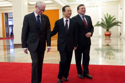El primer ministro chino, Wen Jiabao; el presidente del Consejo Europeo, Herman Van Rompuy; y el presidente de la Comisión, Jose Manuel Durao Barroso; en Pekín.