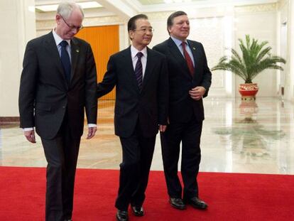 El primer ministro chino, Wen Jiabao; el presidente del Consejo Europeo, Herman Van Rompuy; y el presidente de la Comisi&oacute;n, Jose Manuel Durao Barroso; en Pek&iacute;n. 