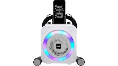 Esta máquina de karaoke integrado tiene dos micrófonos como accesorios adicionales.