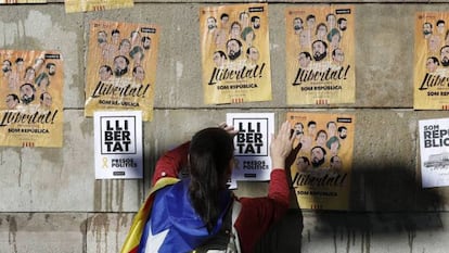 Una pegada de carteles pide en Barcelona libertad para los "presos políticos"