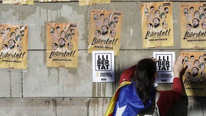 Una pegada de carteles pide en Barcelona libertad para los "presos políticos"