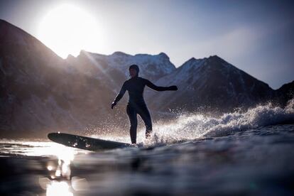 Todos los surferos coinciden en que el lugar es especialmente espectacular: un amplio horizonte abierto y una sucesión de cimas nevadas que se hunden en el agua a cada lado de la playa.