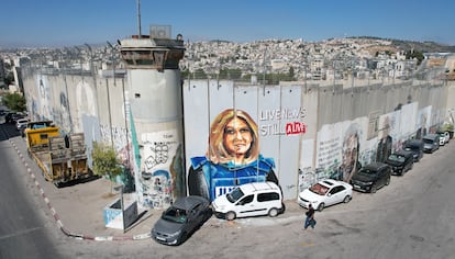 Grafiti en Belén, en el muro construido por Israel en Cisjordania que representa a la periodista Shireen Abu Akleh, cuya muerte a manos de militares israelíes en 2022 sigue impune.