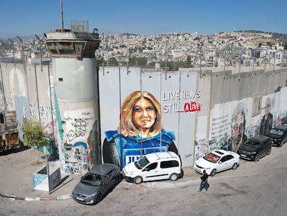 Grafiti en Belén, en el muro construido por Israel en Cisjordania que representa a la periodista Shireen Abu Akleh, cuya muerte a manos de militares israelíes en 2022 sigue impune.