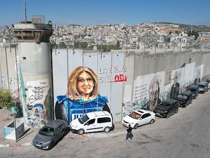 Graffiti in Bethlehem, on the wall built by Israel in the West Bank depicting journalist Shireen Abu Akleh, whose death at the hands of the Israeli military in 2022 remains unpunished.