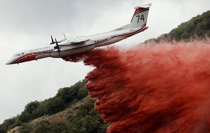 Un hidroavión del cuerpo de bomberos realiza una maniobra de entrenamientos en el primer día de la temporada de incendios, este miércoles en Celles (Francia). Más de 300 bomberos estuvieron presentes durante el ejercicio previsto para la temporada de verano, considerada de alto riesgo de incendios y por la sequía.