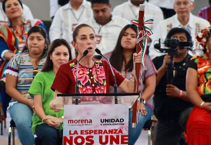 Claudia Sheinbaum en un acto público en Oaxaca donde mostró el Bastón de Mando otorgado por el presidente Andrés Manuel López Obrador.