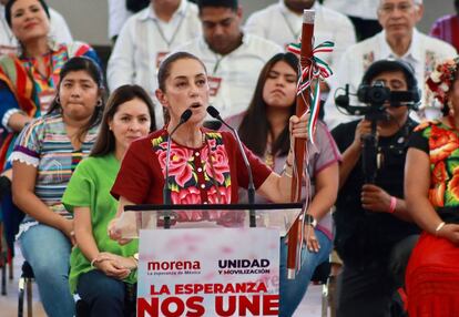 Claudia Sheinbaum en un acto público en Oaxaca donde mostró el Bastón de Mando otorgado por el presidente Andrés Manuel López Obrador.