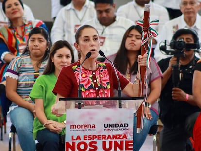 Claudia Sheinbaum en un acto público en Oaxaca donde mostró el Bastón de Mando otorgado por el presidente Andrés Manuel López Obrador.