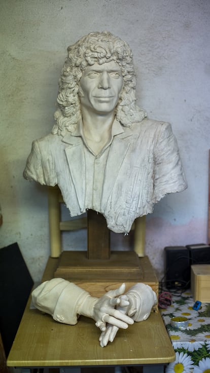 Busto y manos de Camarón realizados por Susana Ruiz.