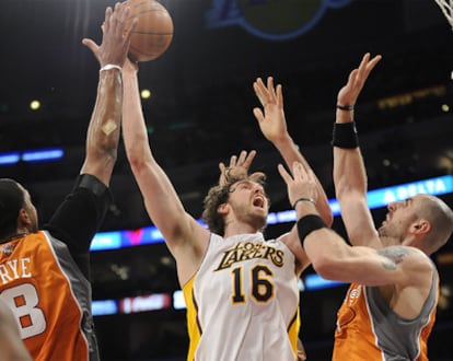 Pau Gasol lucha con dos jugadores de Phoenix, Channing Frye(i) y Marcin Gortat(d)