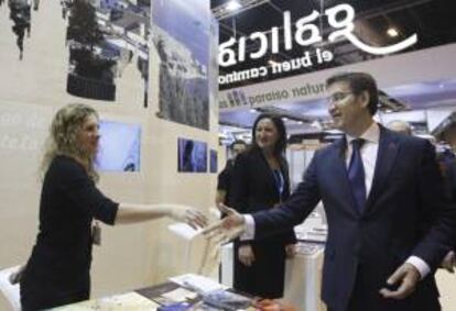 El presidente de la Xunta, Alberto Núñez Feijóo, durante su visita hoy al pabellón de Galicia, en la inauguración oficial de Fitur.