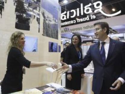 El presidente de la Xunta, Alberto Núñez Feijóo, durante su visita hoy al pabellón de Galicia, en la inauguración oficial de Fitur.