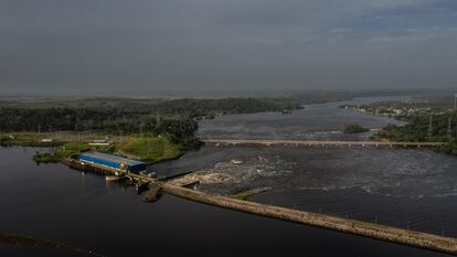 La última hidroeléctrica construida en el río Araguari en Ferreira Gomes, en el estado de Amapá, en abril de 2022. Los cambios en la hidrodinámica del río Araguari posiblemente estén relacionados con muchos años de intervención humana, a través de actividades económicas como el pastoreo y la generación de electricidad.