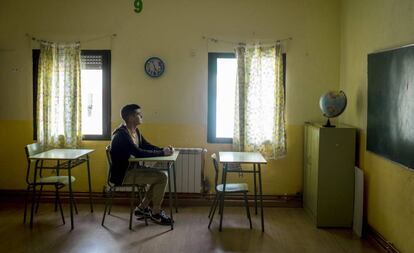 Julio Calle, de 17 años, en un aula de la escuela de su pueblo, Cabrero (Cáceres).