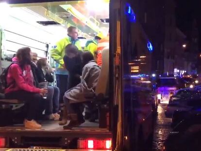 Fotograma de un v&iacute;deo de la atenci&oacute;n de personas tras el incendio del hotel de Praga.