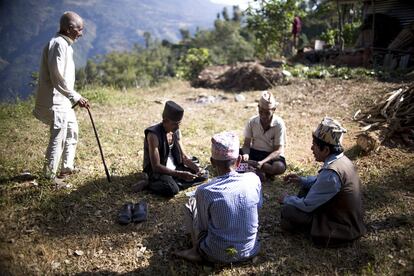 El distrito de Sindhupalchok fue epicentro del segundo terremoto de magnitud 7,3 el 12 de mayo de 2015. Todos tienen una historia de pérdida o emigración en la familia. Los que quedan siguen recuperándose del trauma y se reúnen en zonas comunes para charlar o jugar a las cartas.