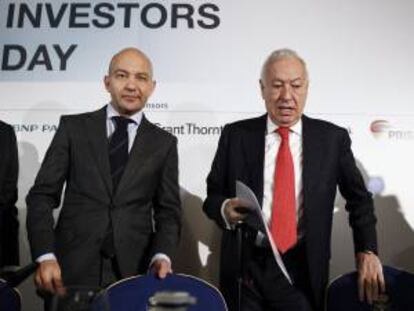 El ministro de Asuntos Exteriores, José Manuel García-Margallo (d), y el secretario de Estado de Comercio, Jaime García-Legaz (i), al inicio de la inauguración hoy de la cuarta edición del Spain Investors Day (SID), en el que participan más de 250 inversores internacionales, además de las principales empresas cotizadas españolas y el Gobierno.