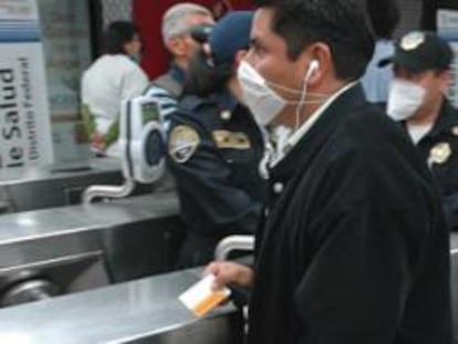 Usuarios del metro de México usan protecciones contra el brote de gripe porcina