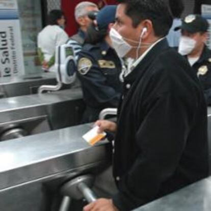 Usuarios del metro de México usan protecciones contra el brote de gripe porcina
