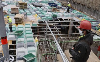 Varios obreros trabajan en una obra de un edificio de viviendas en Madrid.