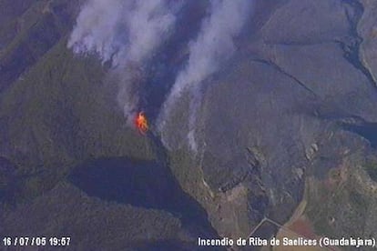 Eran casi las ocho de la tarde del sábado cuando el avión fotografió uno de los focos del incendio entre los montes y el bosque guadalajareño. En la extinción del fuego se produjo 24 horas después la tragedia humana, los 11 muertos pertenecientes a un retén.