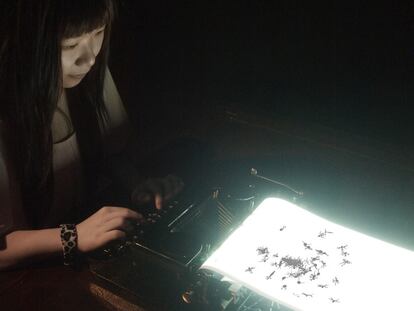 Máquina de escribir rediseñada por los artistas Sommerer & Mignonneau en su pieza <i>Life writer.</i>