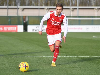 Martin Odegaard, del Arsenal, durante un partido amistoso contra el Luton Town en Londres, el 21 de diciembre.