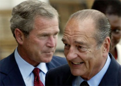 Jacques Chirac y George W. Bush, hoy en la ciudad francesa de Evian, antes de comenzar la cumbre del G-8.