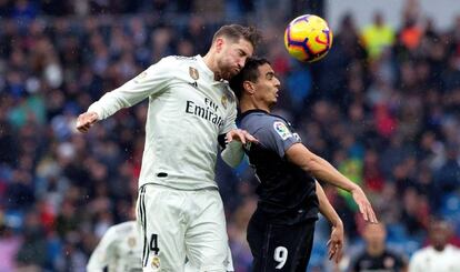 Ramos y Ben Yedder pugnan por un balón aéreo.