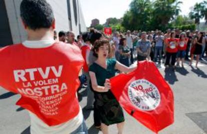 Trabajadores de Canal 9 durante una protesta en el exterior de la sede de la televisión autonómica por el anuncio del Expediente de Regulación de Empleo (ERE) que afectará a un máximo de 1.295 empleados de la Radiotelevisión Valenciana (RTVV). EFE/Archivo