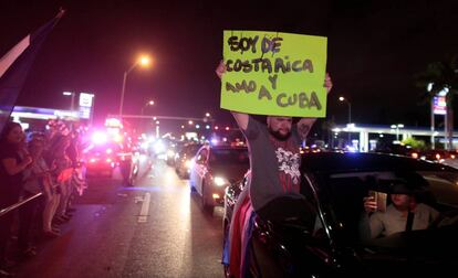 Miles de personas han salido a la calle en Miami para celebrar la muerte de Fidel Castro.
