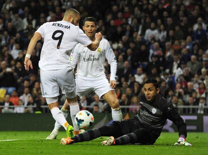 Benzema y Ronaldo observan como detiene el balón Keylor Navas