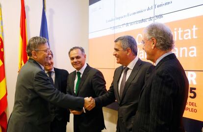 Puig con los representantes de Exceltur. Con corbata verde, su presidente, Jos&eacute; Mar&iacute;a Gonz&aacute;lez.
