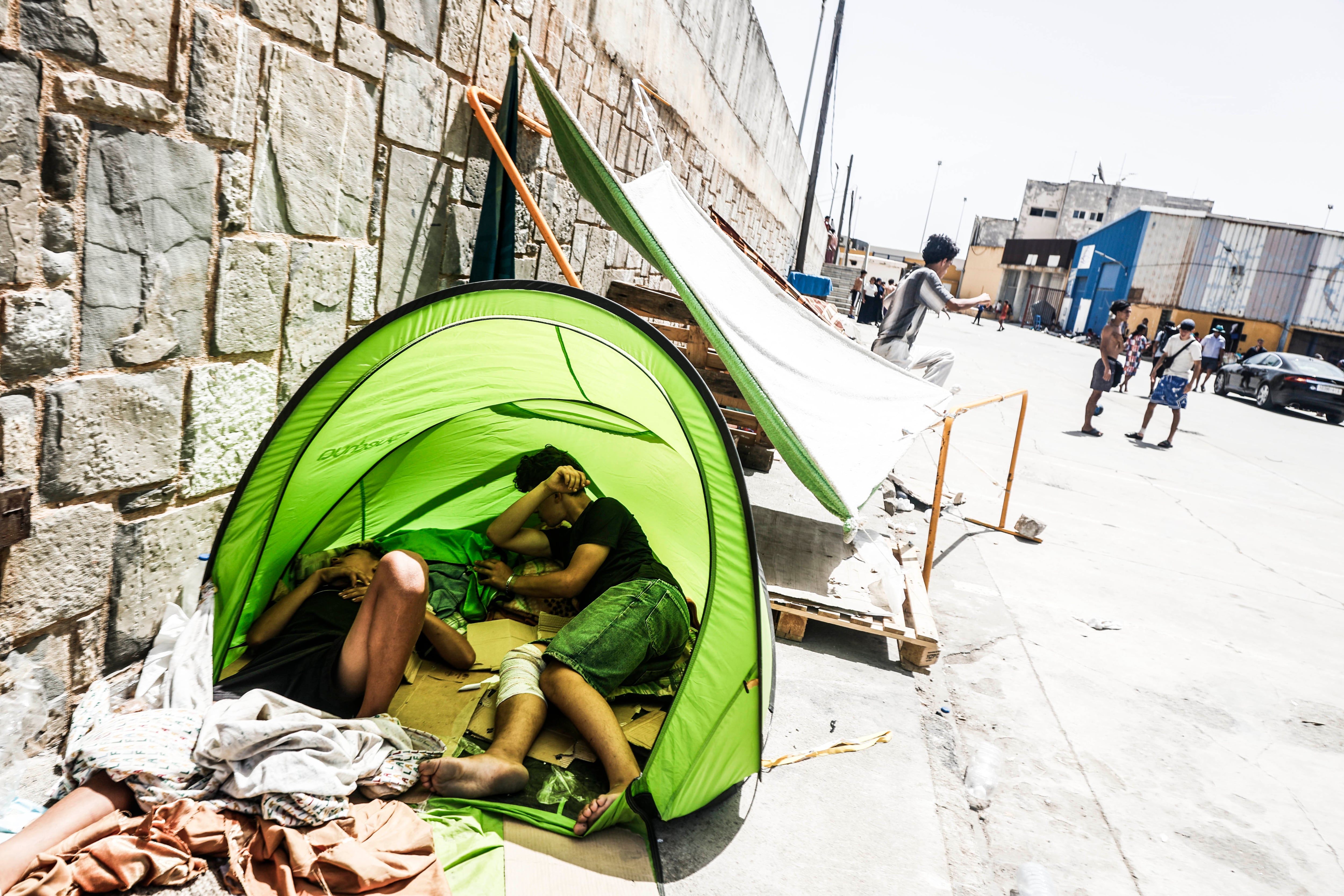  Migrantes duermen en las calles de un poligono cercano a la frontera.