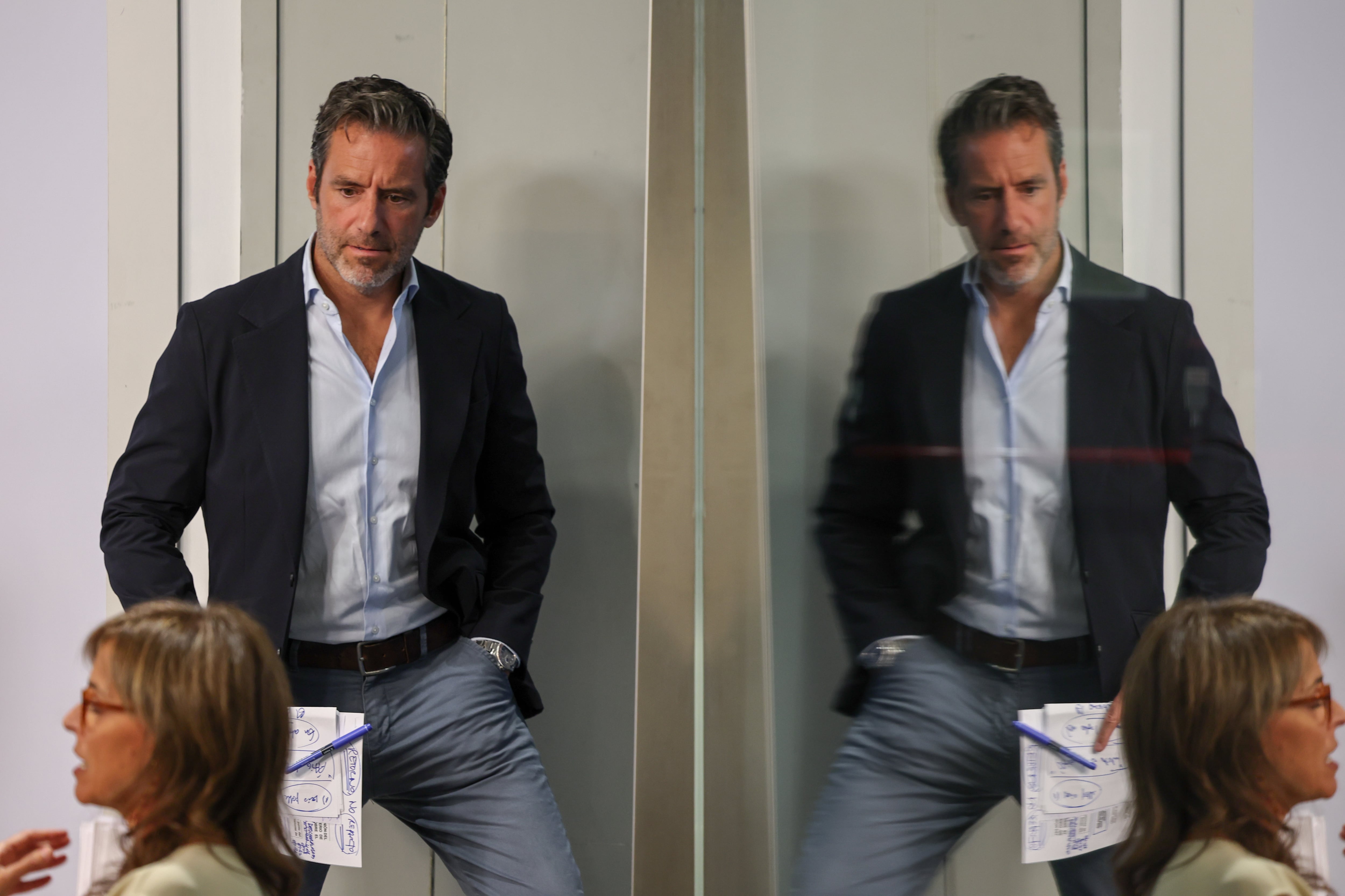 Borja Sémper escucha la comparecencia de Carmen Fúnez en la sede del Partido Popular, en Madrid el pasado agosto.