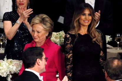 Durante la cena ofrecida por la iglesia católica de Nueva York la esposa del Donald Trump desafió todos los códigos con sus elección. Aunque el vestido negro de encaje y transparencia que escogió cubria con mangas sus brazos tenía la espalda enteramente escotada.