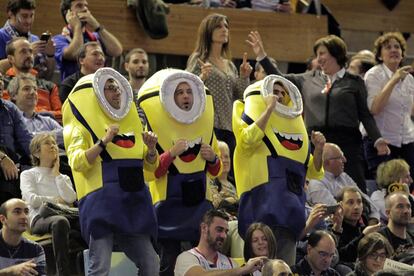 Aficionados disfrazados durante el partido de cuartos de final de la Copa del Rey entre Real Madrid y Montakit Fuenlanbrada.