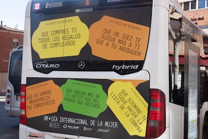 Algunos autobuses públicos de Zamora muestran el cartel de la campaña del 8-M.