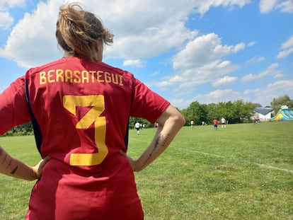 La poeta Carmen Berasategui, jugadora de la selección española de escritores.